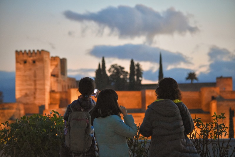 familia en Granada conociendo los secretos de la Alhambra