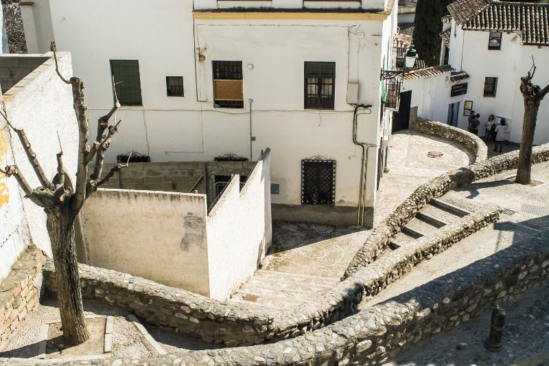 entramado de escaleras del Albaicín de Granada