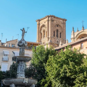 Vista de la Catedral de Granada desde la plaza de Bib Rambla