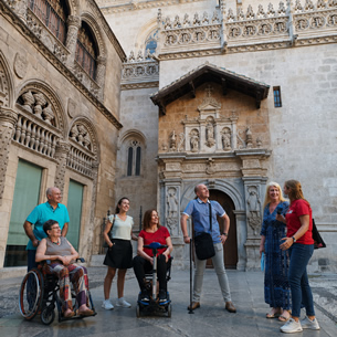 Turismo accesible en el exterior de la Capilla Real