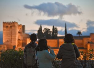 turistas fotografiando a la alhambra